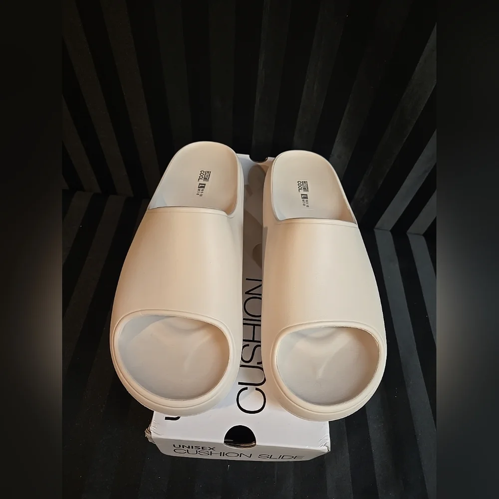 XS Or Large 32° Cool Cushion Slides White Easy Clean EVA Shower Shoes - Picture 2 of 11